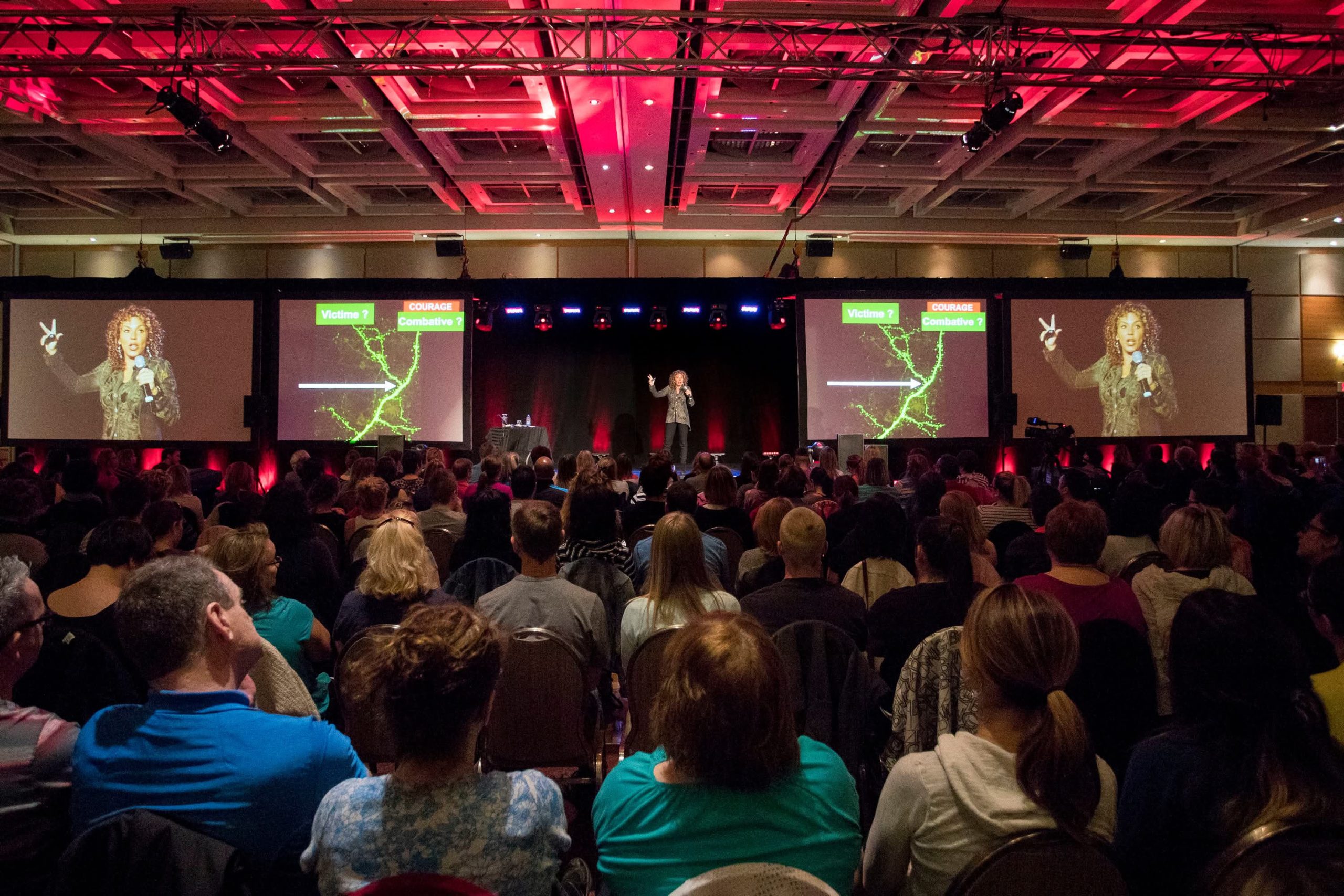 Isabelle Fontaine en pleine conférence devant une salle comble