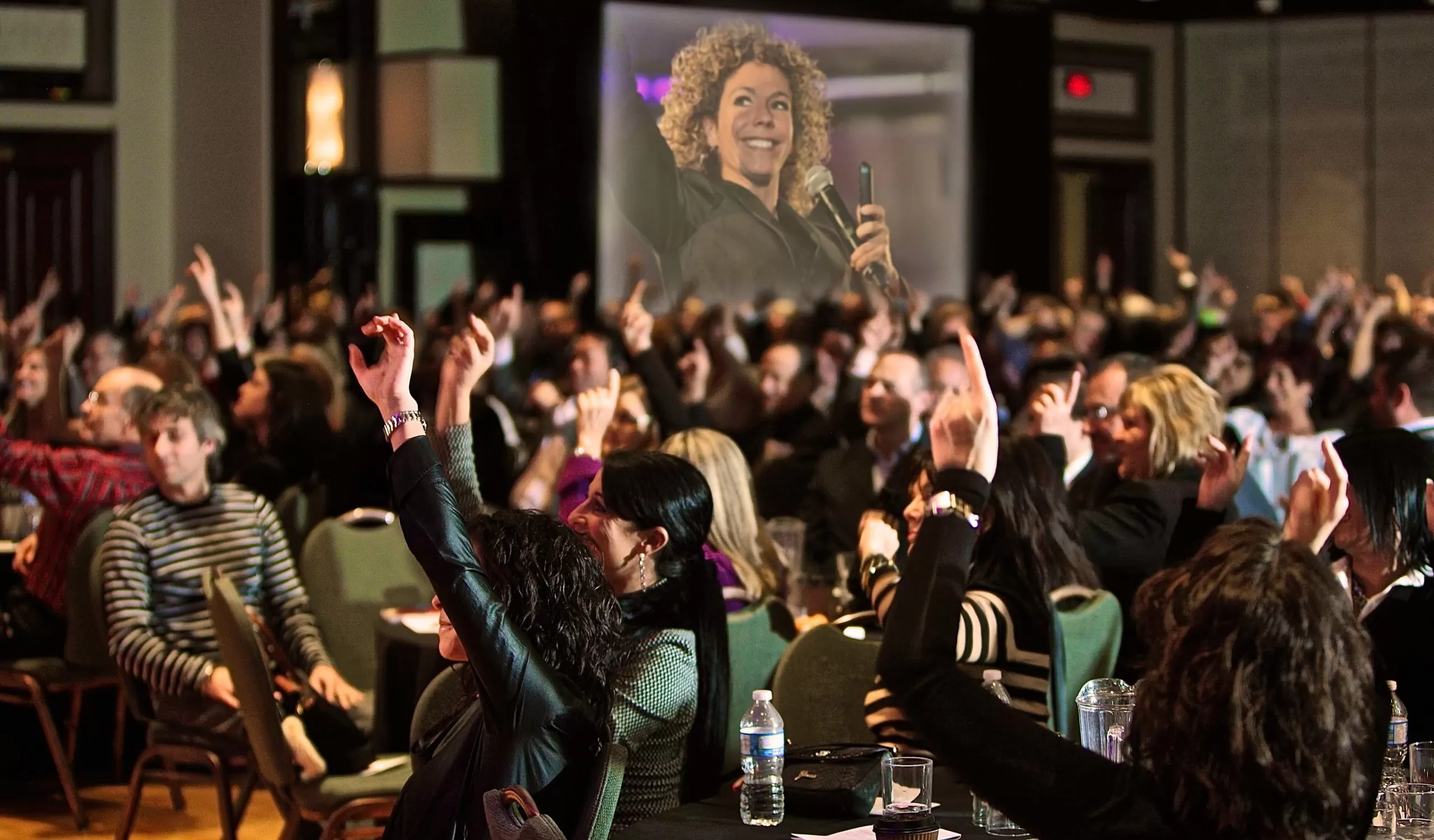 Isabelle animant un atelier sur la cohésion d’équipe