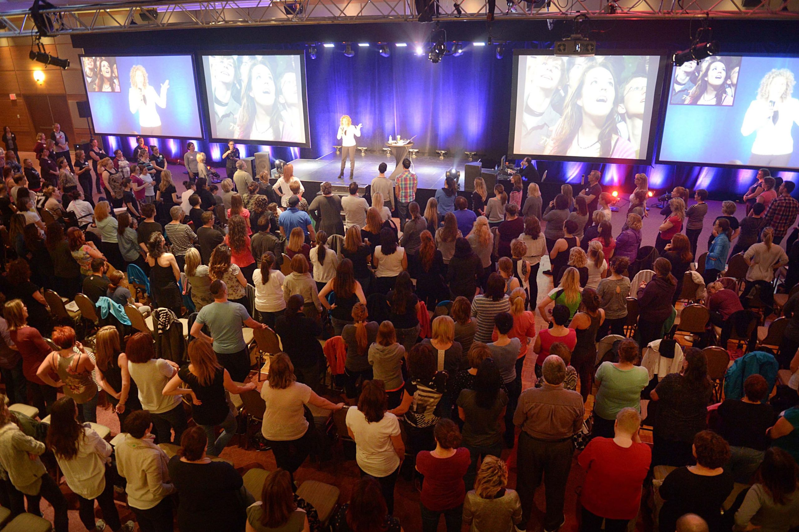 Public captivé lors d’une conférence sur la performance