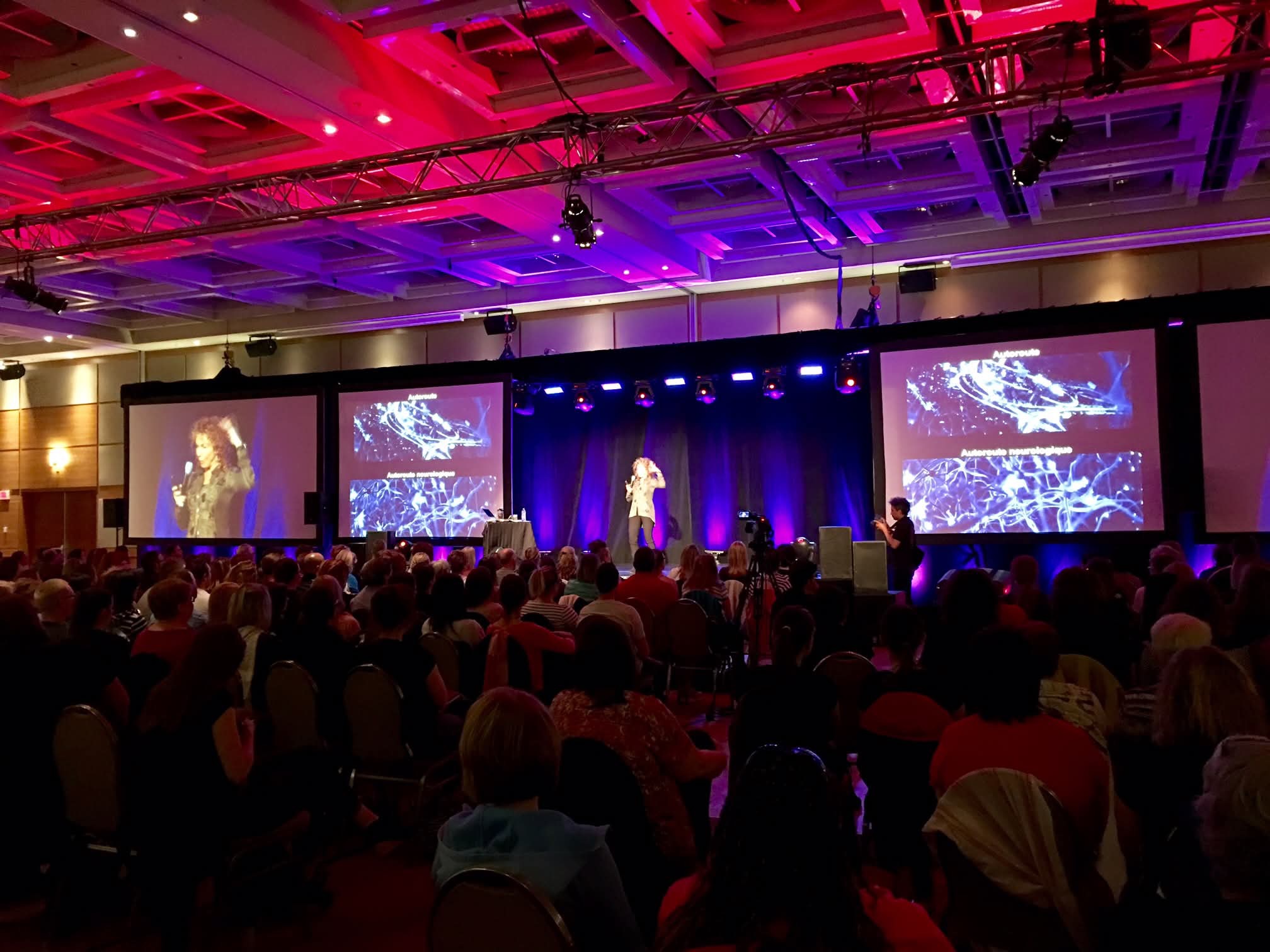 Conférencière Isabelle Fontaine en interaction avec l’audience