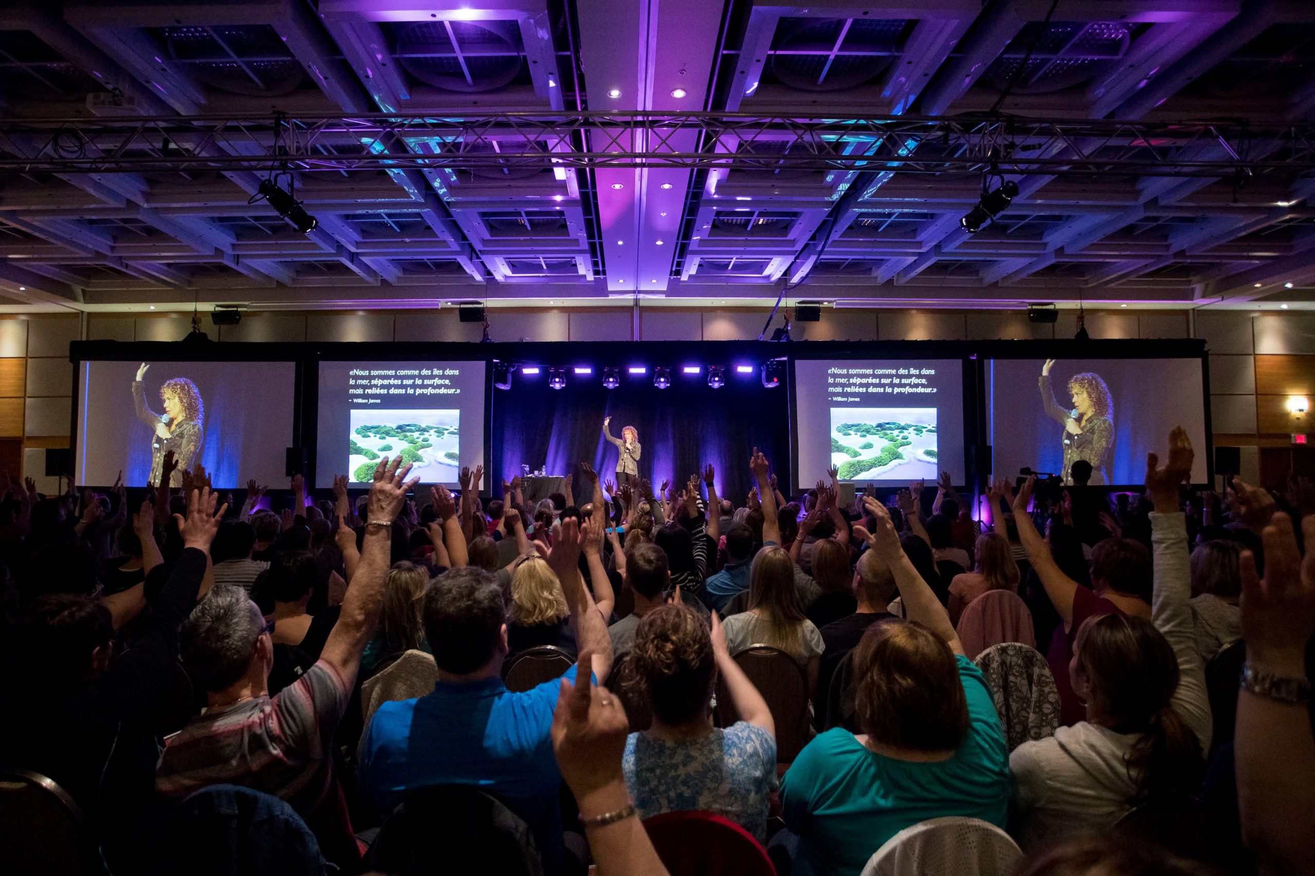 Isabelle Fontaine animant une conférence sur le leadership et la motivation devant un public d’entreprises engagées